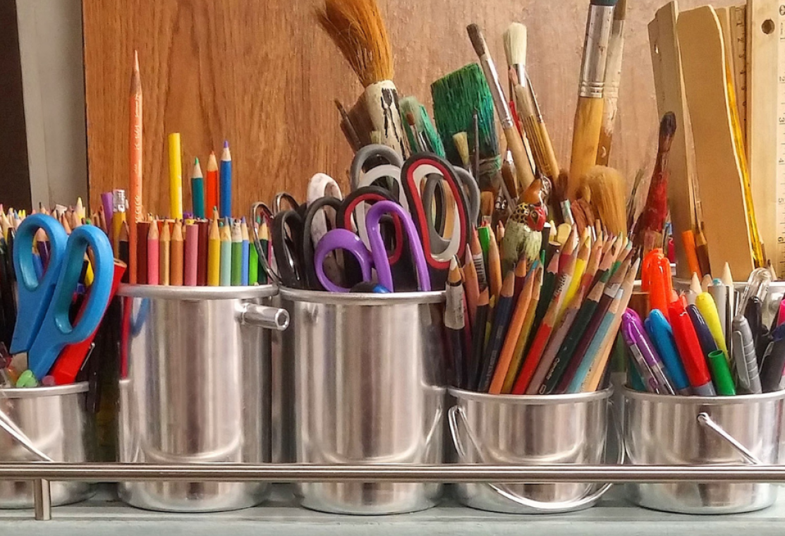 pots de crayons, pinceaux, ciseaux 