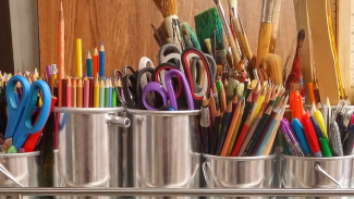 pots de crayons, pinceaux, ciseaux 
