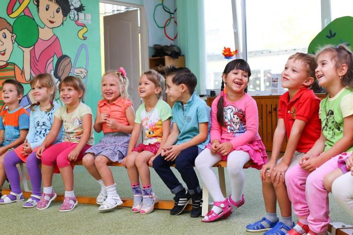 jeunes enfants à l'école