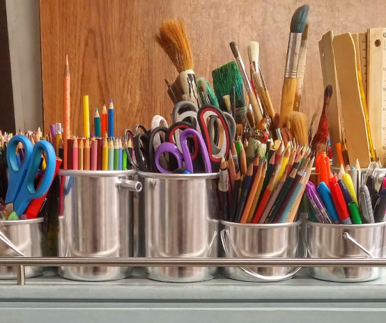 pots de crayons, pinceaux, ciseaux