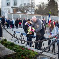 Les enfants du CME devant le monument aux Morts