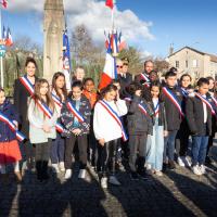 Les enfants du CME devant le monument aux Morts lors de la cérémonie du Cessez-le-feu en Algérie du 19 mars 2023