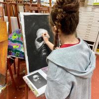 jeune fille faisant un dessin 