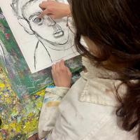 jeune fille faisant un dessin 
