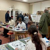 salle de classe avec plusieurs élèves qui dessinent 