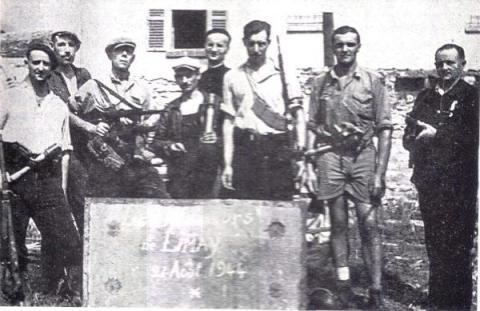 Groupe FTP de Limay. De gauche à droite : Julien PINARD, Maurice DENIS, Robert TESTAUD, Marcel LE PIVERT, l’Abbé DELANOUE, Marcel EPRON, Maurice GRAVIER, Louis RIGAUD