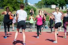 photo présentation du CIS groupe de sportifs faisant de la zumba en extérieur