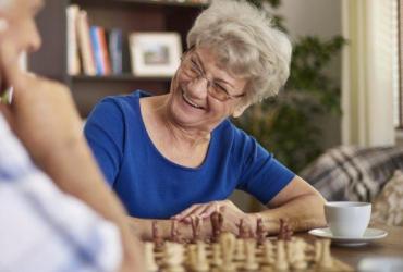 seniors jouant aux échecs 