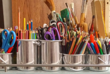 pots de crayons, pinceaux, ciseaux 